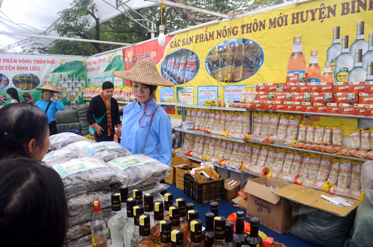 Sản phẩm miến dong được trưng bày tại gian hàng giới thiệu các sản phẩm nông thôn mới của huyện Bình Liêu.