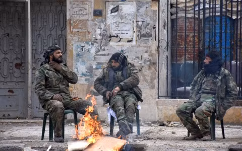 Binh sĩ Syria tận hưởng những giây phút hiếm hoi của lệnh ngừng bắn. Ảnh: Reuters