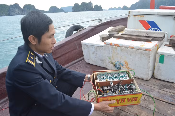 Tổ công tác phát hiện thiết bị kích điện được cất giấu trên tàu (Thiết bị kích điện &nbsp;tuy thiết kế &nbsp;đơn giản nhưng có thể kích lên &nbsp;1.000 V, sử dụng kích điện trong đánh bắt thủy sản có&nbsp;tính chất hủy diệt rất lớn)