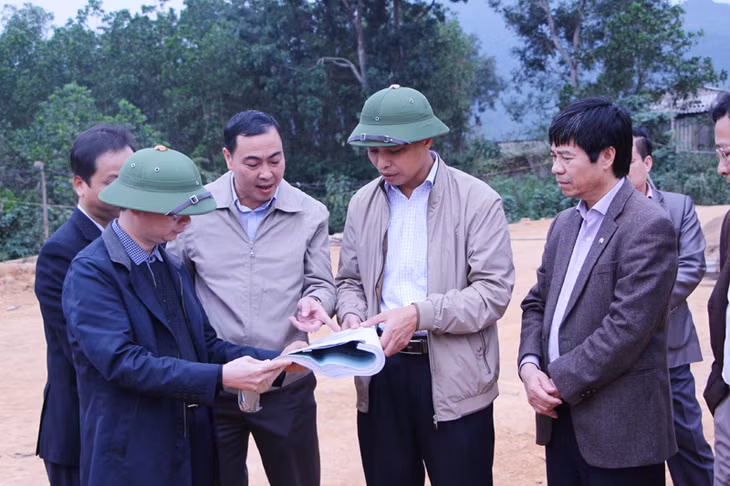 Đồng chí Vũ Văn Diện, Phó Chủ tịch UBND tỉnh kiểm tra tiến độ Dự án trường phổ thông dân tộc bán trú tiểu học và trung học cơ sở Nam Sơn, xã Nam Sơn 