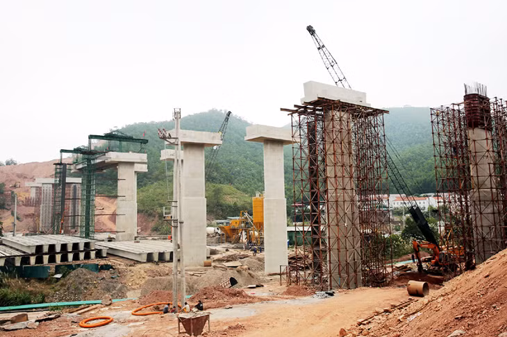 Cầu Cẩm Y (TP Cẩm Phả) thuộc Dự án đường cao tốc Hạ Long - Vân Đồn đang được nhà thầu đẩy nhanh tiến độ thi công. Ảnh: Đỗ Phương