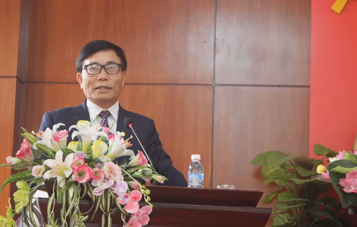 Đồng chí Vũ Ngọc Giao, Ủy viên BTV, Trưởng ban Tổ chức Tỉnh ủy phát biểu tại lễ khai giảng.