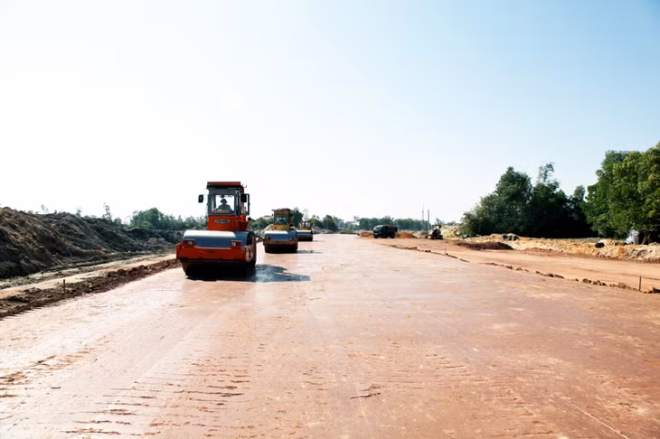 Thi công nền lớp K98, đường dẫn cầu Bắc Luân II.