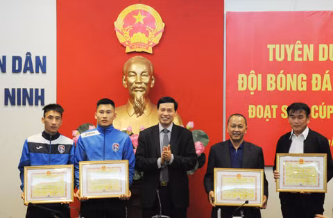 Đồng chí Nguyễn Đức Long, Chủ tịch UBND tỉnh tặng Bằng khen cho các tập thể đã có thành tích xuất sắc trong thi đấu