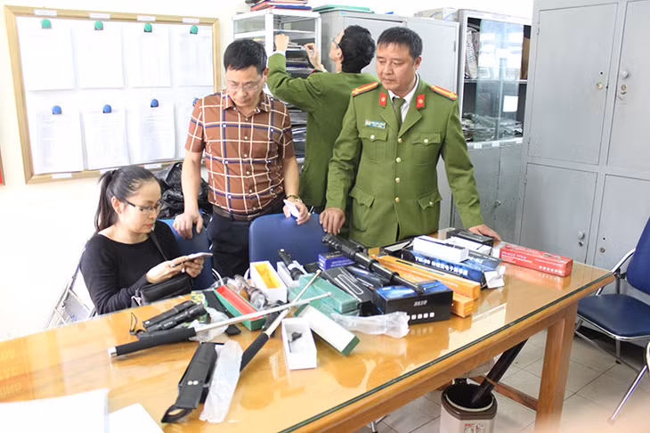 Lực lượng chức năng thu giữ số công cụ hỗ trợ trái phép.
