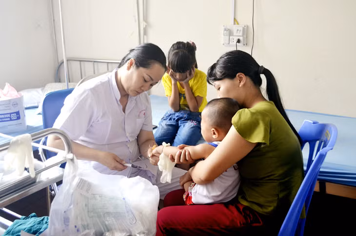 Năm 2016, tỷ lệ trẻ em dưới 6 tuổi trên địa bàn tỉnh được cấp thẻ BHYT miễn phí đạt 99%.Trong ảnh: Khám bệnh cho trẻ dưới 6 tuổi tại Trung tâm Y tế Hoành Bồ.