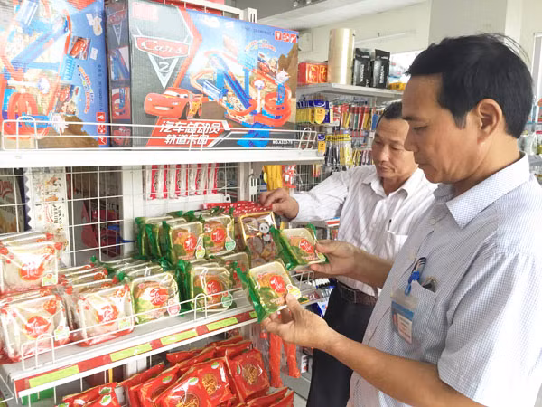 Đoàn kiểm tra liên ngàng đi kiểm tra mặt hàng bánh kẹo tại của hàng 