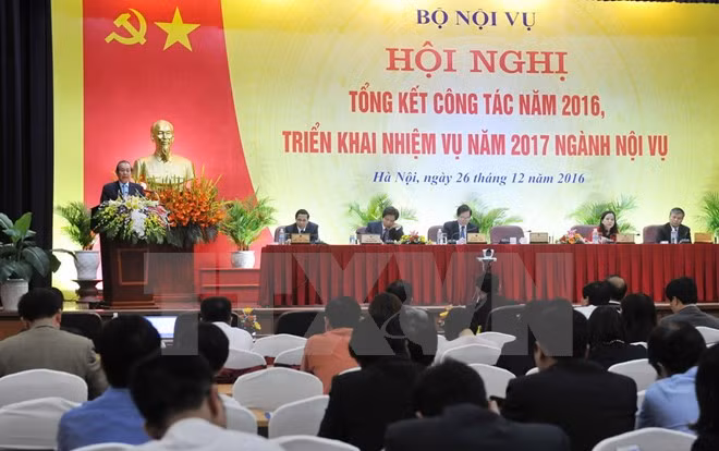 Phó Thủ tướng Thường trực Chính phủ Trương Hòa Bình đến dự và phát biểu chỉ đạo tại Hội nghị tổng kết công tác năm 2016, triển khai nhiệm vụ năm 2017 ngành nội vụ. (Ảnh: Nguyễn Khang/TTXVN)