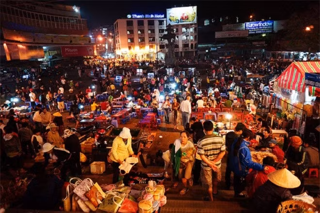 Chợ đêm Đà Lạt. Nơi đây còn có tên là chợ Âm Phủ, bởi người dân Đà Lạt họp chợ lúc 2-3h sáng dưới ánh đèn dầu leo lét, ẩn hiện trong màn sương mờ ảo tạo nên cảm giác lạnh lẽo, ma quái. Buổi tối, chợ bán các mặt hàng áo len, khăn lụa, đặc sản Đà Lạt… cho du khách. Các hàng ẩm thực cũng luôn đông khách nhờ các món sữa đậu nành, bánh tráng nướng, bún riêu…Từ sau 12h, đây là chợ đầu mối thực phẩm, nông sản tấp nập. Ảnh: Yeah1.