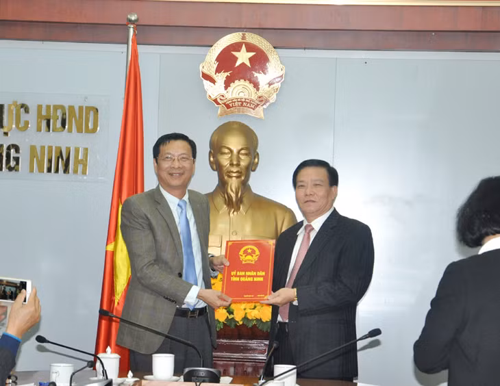 Đồng chí Nguyễn Văn Đọc, Bí thư Tỉnh ủy, Chủ tịch HĐND tỉnh trao quyết định nghỉ hưu theo chế độ cho đồng chí Nguyễn Như Hiền.