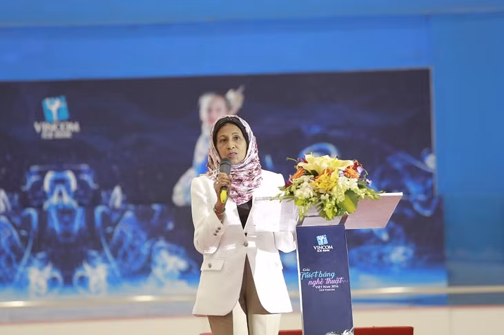 Bà Laila Abdullad, thành viên danh dự hội đồng trượt băng Châu Á ISA phát biểu tại lễ bế mạc Giải trượt băng nghệ thuật Việt Nam 2016 – Cúp Vincom