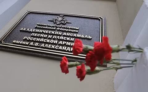 Hoa tưởng niệm đặt bên ngoài Nhà hát Nghệ thuật Quân đội Alexandrov.