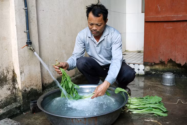 Nhờ triển khai chương trình PforR nhiều hộ dân xã Hiệp Hoà (TX Quảng Yên) đã được sử dụng nguồn nước sạch. Ảnh chụp tại hộ gia đình ông Nguyễn Văn Long.
