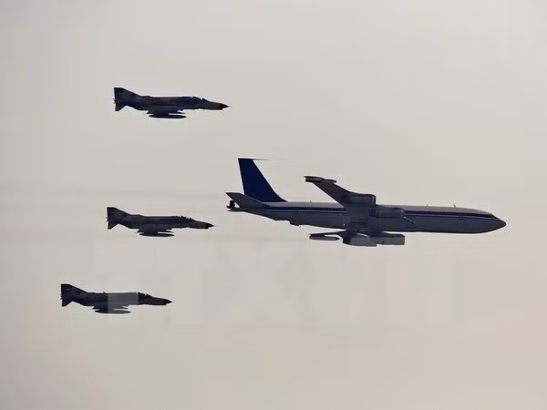 Các máy bay chiến đấu F-4 Phantom của Iran (phía sau) tại Triển lãm hàng không Iran diễn ra ở Kish ngày 16/11. (Nguồn: AFP/TTXVN)