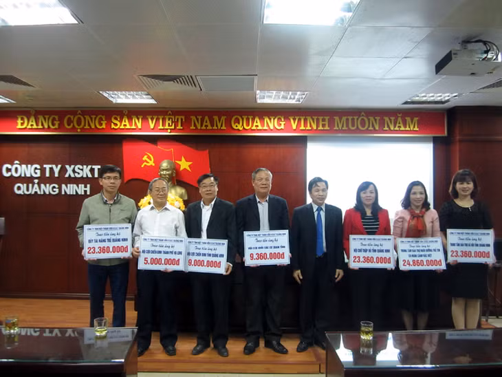 Ông Trần Văn Phẳng – Phó GĐ Công ty TNHH MTV Xổ số kiến thiết Quảng Ninh trao tiền ủng hộ cho các đơn vị tổ chức