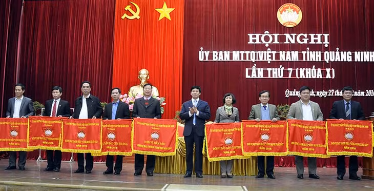 Ủy ban MTTQ Việt Nam tỉnh Quảng Ninh đã tặng cờ và bằng khen cho 89 tập thể, cá nhân đạt thành tích xuất sắc trong phong trào thi đua, thực hiện chương trình phối hợp và thống nhất hành động năm 2016.