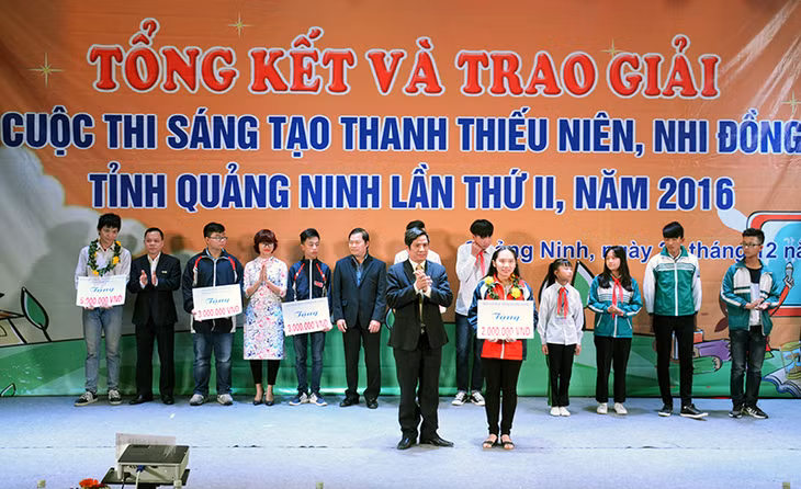 Ban Quản lý điều hành dự án xây dựng Chính quyền điện tử tỉnh trao thưởng 2 triệu đồng cho đề tài “Mê cung hoá học” đoạt giải khuyến khích Cuộc thi Sáng tạo TTN, NĐ toàn quốc lần thứ 12.