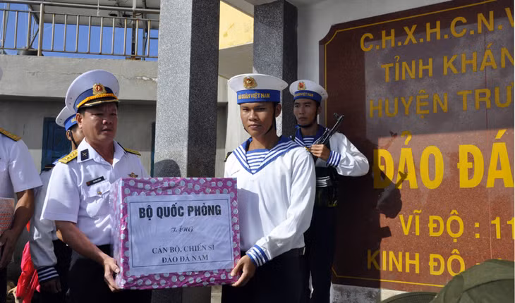 Đại tá Bùi Bình Dương, Chủ tịch huyện đảo Trường Sa trao quà cho cán bộ chiến sĩ đảo Đá Nam.