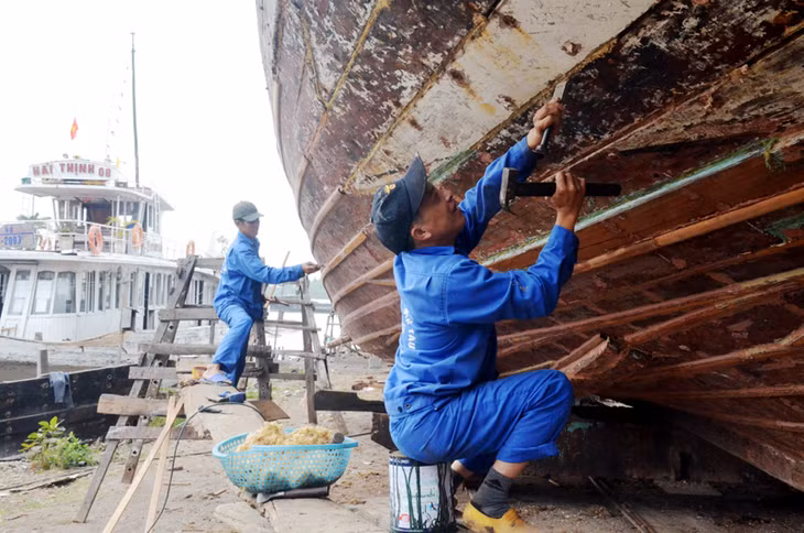 Sửa chữa tàu tại Công ty Đóng tàu Thịnh An (TX Quảng Yên).