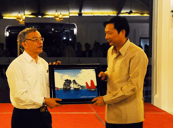 Đồng chí Nguyễn Văn Đọc, Bí thư Tỉnh ủy tặng quà lưu niệm cho Bộ trường Bô Tài nguyên và Môi trường Lào