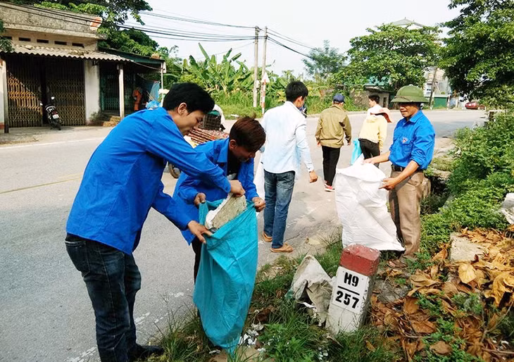 ĐVTN thôn 3, xã Quảng Thành, huyện Hải Hà tham gia dọn vệ sinh môi trường xung quanh khu vực dân cư. (Ảnh do Đoàn Thanh niên xã Quảng Thành cung cấp)
