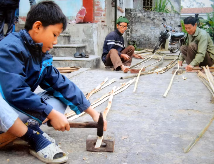 Cả nhà ông Giót đều biết đan thuyền, con ông và cháu nội ông dù nhỏ tuổi cũng đã học nghề.