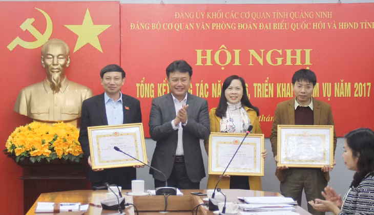 Đồng chí Nguyễn Đức Thành, Phó Chủ tịch HĐND tỉnh, Bí thư Đảng ủy Đảng bộ cơ quan VP Đoàn ĐBQH và HĐND tỉnh trao tặng giấy khen cho các đảng viên hoàn thành xuất sắc nhiệm vụ năm 2016.