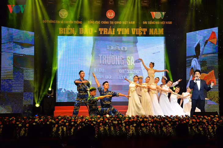  Xuyên suốt chương trình, đan xen với màn giao lưu cùng những vị khách mời, khán giả được thưởng thức nhiều bài hát hay về biển, đảo, về cảnh đẹp của đất nước; chứng kiến những nỗ lực trong lao động, sản xuất, xây dựng, bảo vệ Tổ quốc của người dân vùng biển, đảo. 