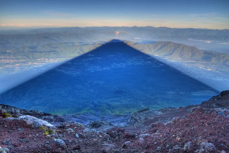 Bóng dài 15m của núi Fujiyama, Nhật Bản.