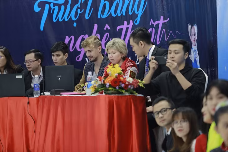 Ban giám khảo với các chuyên gia trong nước và các trọng tài là thành viên của ISU.