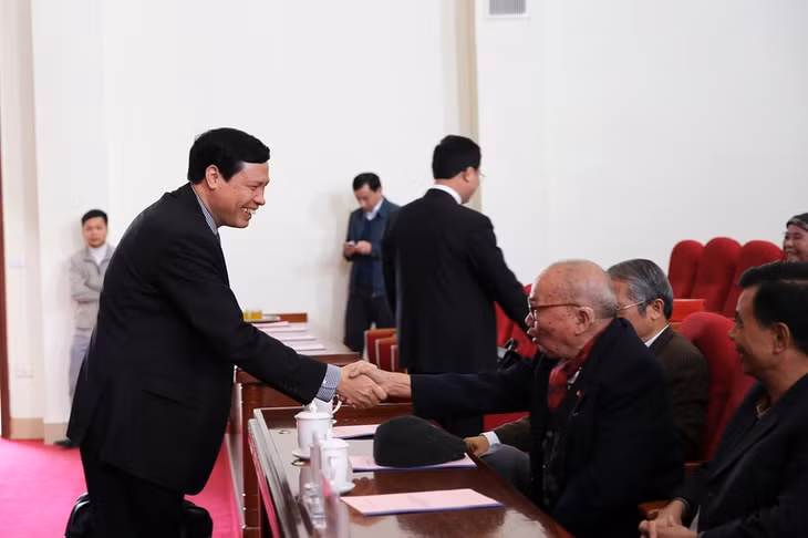 Các đồng chí lãnh đạo tỉnh gặp mặt trò chuyện cùng với các cán bộ chủ chốt đã nghỉ hưu tại cuộc gặp mặt.