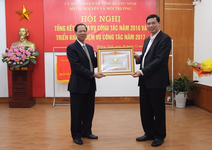 Đồng chí Nguyễn Đức Long, Phó Bí thư Tỉnh ủy, Chủ tịch UBND tỉnh tặng Bằng khen của Thủ tướng Chính phủ cho đồng chí Nguyễn Ngọc Thu, Giám đốc Sở TN&MT đã có thành tích xuất sắc trong nhiệm vụ năm 2016.