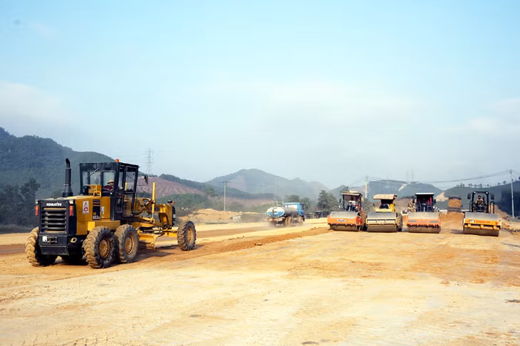 Tại các vị trí đã có mặt bằng sạch, nhà thầu tổ chức thi công đào đắp nền đường tại nhiều mũi. Hiện nền K95 đã đạt khoảng 70% khối lượng.