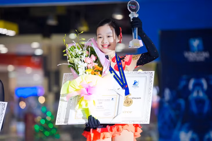  Thí sinh Trần Khánh Linh – huy chương Vàng Nội dung Basic Novice A Giải trượt băng nghệ thuật Việt Nam 2016 – Cúp Vincom. Thí sinh Trần Khánh Linh – huy chương Vàng Nội dung Basic Novice A Giải trượt băng nghệ thuật Việt Nam 2016 – Cúp Vincom.