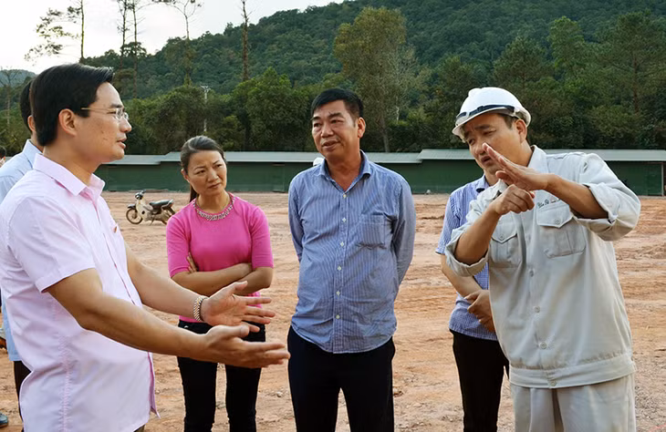 Đồng chí Nguyễn Anh Tú, Chủ tịch UBND TP Uông Bí (đầu tiên, bên trái) trao đổi, tháo gỡ khó khăn cho đơn vị thi công Dự án Trung tâm lễ hội và Dịch vụ Yên Tử.