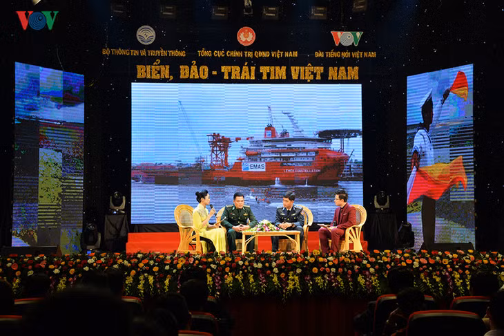  Giao lưu với Trung úy Nguyễn Anh Sơn - Phó Thuyền trưởng tàu Cảnh sát biển 1011 - Hải đội 102 - Bộ Tư lệnh Vùng Cảnh sát biển 1 và Đại úy Phạm Văn Chiến - Đội phó Vũ trang - Đồn Biên phòng Cửa khẩu cảng Vạn Gia - Bộ dội biên phòng tỉnh Quảng Ninh