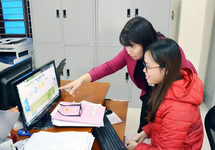 Cán bộ phường Cẩm Phú (TP Cẩm Phả) hướng dẫn công dân tham gia dịch vụ công trực tuyến mức độ 3.