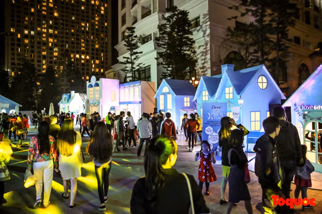 Ngôi làng Giáng sinh Dove X’mas Town có phối cảnh tổng thể hài hòa với sắc trắng và xanh, sử dụng phong cách xếp giấy tạo nên một không gian Giáng Sinh ngọt ngào cho các cô gái.