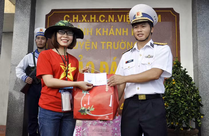 Báo Quảng Ninh trao quà Tết cho cán bộ chiến sĩ Đảo Đá Nam.
