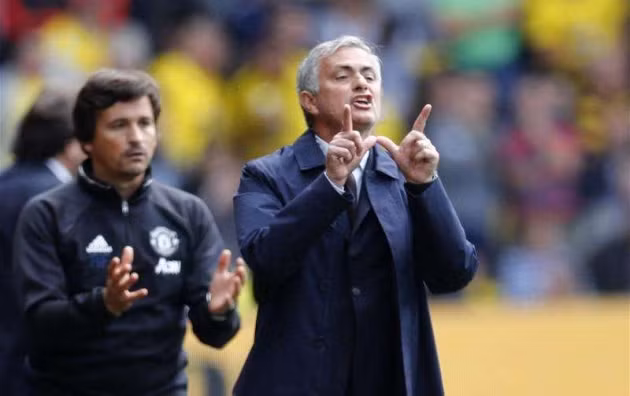  Mourinho muốn tăng cường hậu vệ.
