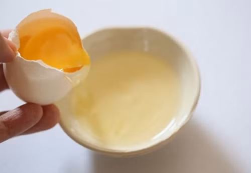 Sử dụng lòng trắng trứng gà trị mụn là cách nhiều chị em tin dùng.