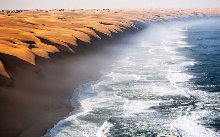 Sa mạc Namib giao với Đại Tây Dương.