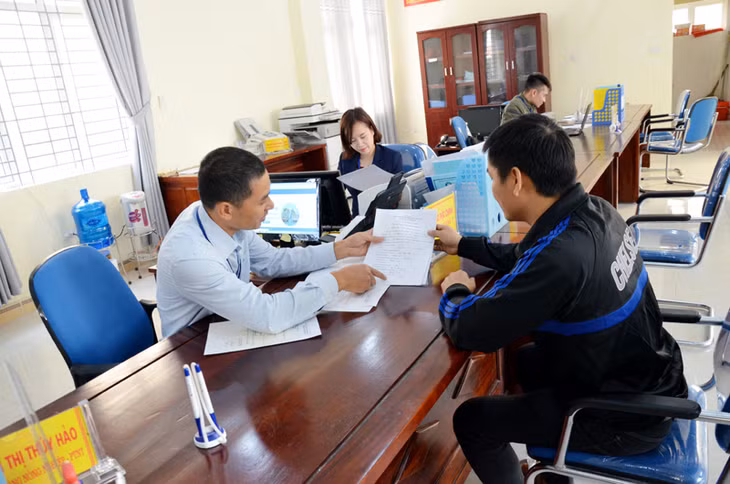 Cán bộ Trung tâm Hành chính công huyện Ba Chẽ hướng dẫn người dân đến giải quyết thủ tục hành chính.