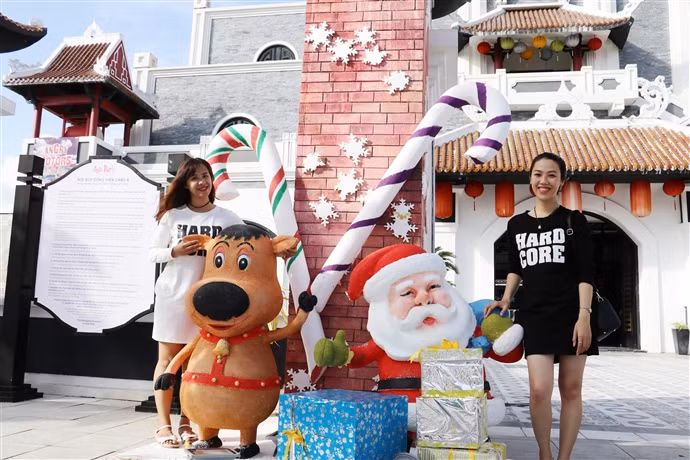 Chụp ảnh check in với xứ sở tuyết trắng như ở cực Bắc với ông già noel, người tuyết, cây thông và đặc biệt là những bông tuyết trắng tinh là trải nghiệm cực đã.