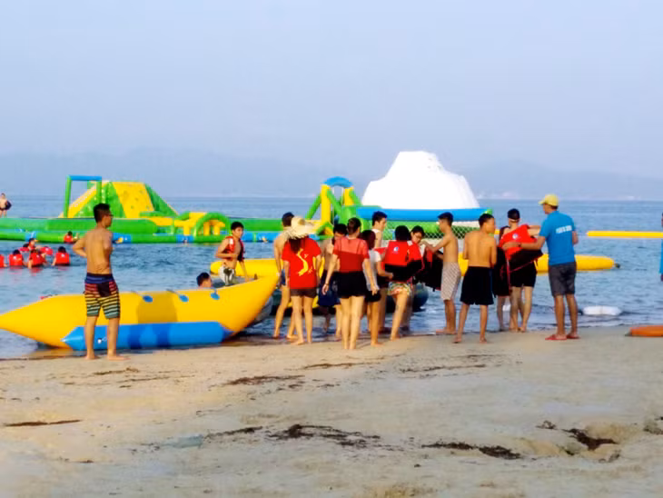 Cô Tô Park ở bãi biển Hồng Vàn thu hút đông khách du lịch.