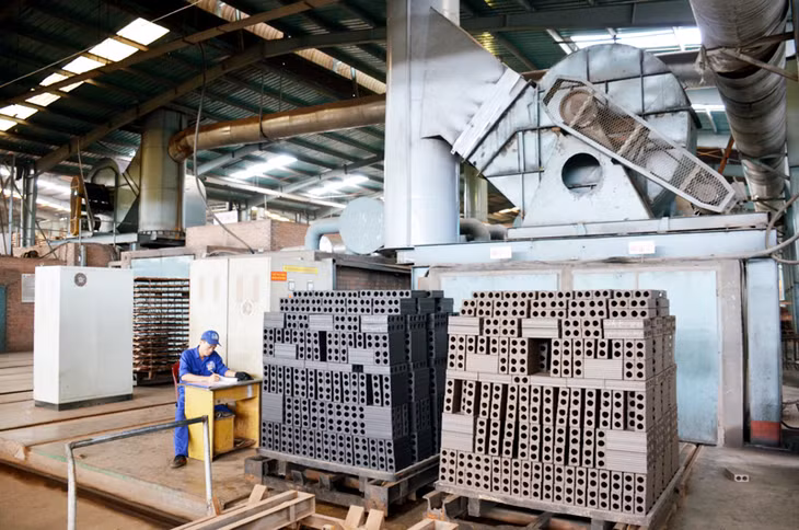 Công ty CP Viglacera Hạ Long đẩy mạnh đổi mới công nghệ, góp phần tiết giảm được chi phí sản xuất, nâng cao chất lượng sản phẩm. Trong ảnh: Nhà máy gạch Tiêu Giao đầu tư hầm sấy tuynel hiện đại để sản xuất gạch ngói.