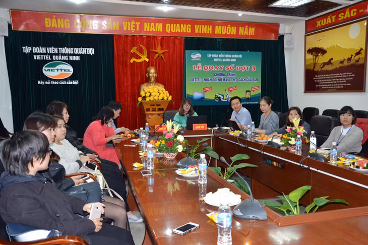 Đại diện Viettel Quảng Ninh và khách hàng thực hiện quay số ngẫu nhiên.