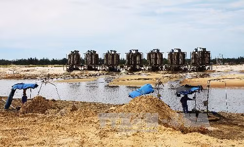 Dây chuyền khai thác Ilmenite của công ty tại khai trường huyện Cẩm Xuyên (Hà Tĩnh). Ảnh: TTXVN