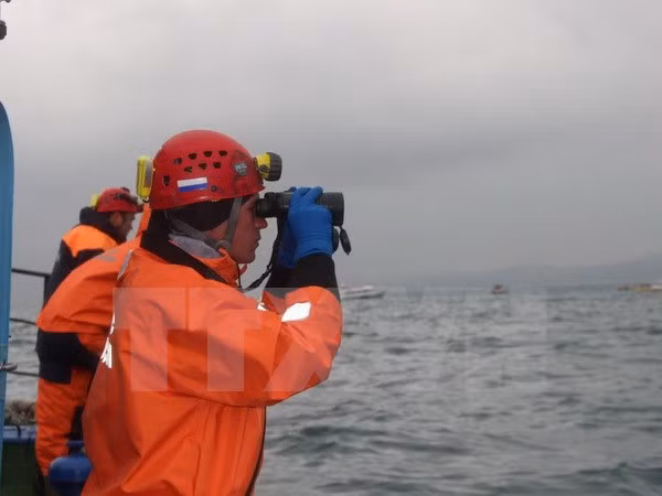Các nhân viên cứu hộ tìm kiếm thi thể các nạn nhân trong vụ tai nạn máy bay trên Biển Đen ngày 25/12. (Ảnh: EPA/TTXVN)