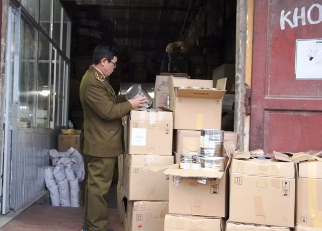 Đại diện Chi Cục quản lý thị trường Hà Nội kiểm tra lô hàng đậu đỏ không rõ nguồn gốc xuất xứ của Công ty TNHH Thương mại dịch vụ Taco Việt Nam. (Ảnh: V.HUY)